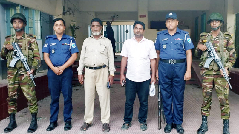 টাকা নিয়ে ভিজিএফের চাল বিতরণের অভিযোগ, চেয়ারম্যান ও সচিব আটক টাকা নিয়ে ভিজিএফের চাল বিতরণের অভিযোগ, চেয়ারম্যান ও সচিব আটক