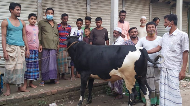 ঈদের নামাজ শেষে শুরু হয়েছে পশু কোরবানি ঈদের নামাজ শেষে শুরু হয়েছে পশু কোরবানি