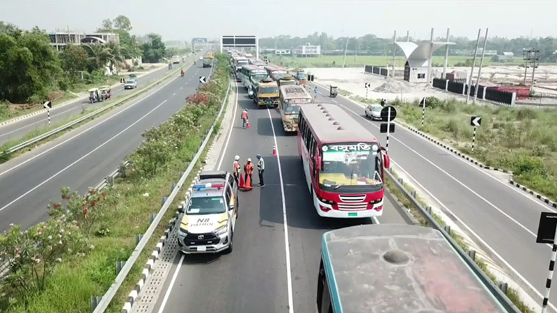 টানা ছুটিতে ঢাকা ফিরতে স্বস্তি, নেই যানজট টানা ছুটিতে ঢাকা ফিরতে স্বস্তি, নেই যানজট