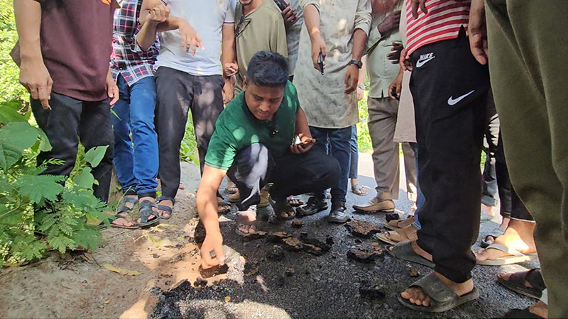 টানলেই উঠছে কার্পেটিং, কাজ বন্ধ করে দিলেন হাসনাত আব্দুল্লাহ টানলেই উঠছে কার্পেটিং, কাজ বন্ধ করে দিলেন হাসনাত আব্দুল্লাহ