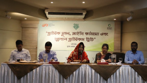 প্লাস্টিক দূষণ মোকাবিলায় চাই কঠোর আইন