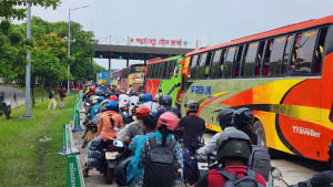 পদ্মা সেতুর টোল প্লাজায় ঘরমুখো মানুষের ঢল, চাপ বেড়েছে এক্সপ্রেসওয়েতে