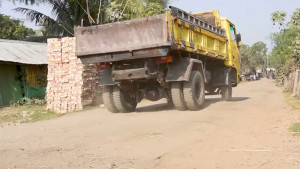 দফায় দফায় সময় বাড়লেও  শেষ হয়নি সড়কের কাজ
