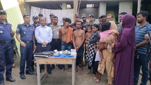 চারপাশে সিসি ক্যামেরায় বসিয়ে বাড়িতে মাদক ব্যবসা, আটক ৫