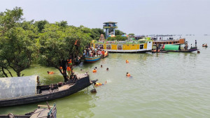 নিস্তব্ধ পাহাড়ের পাদদেশে মুখরিত টাঙ্গুয়ার হাওর