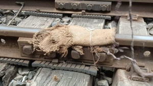 ভাঙা রেললাইনে পাটের বস্তা, পার করা হলো ৪ ট্রেন