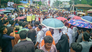 ২১ দফা দাবিতে কমপ্লিট শাটডাউন, শিক্ষার্থীদের সড়ক অবরোধ