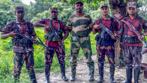 অনুপ্রবেশের অভিযোগে জনতার হাতে অস্ত্রসহ আটক বিএসএফ সদস্য