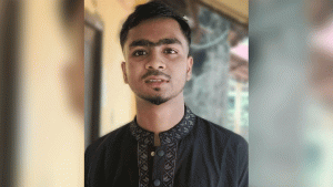 পিকনিকের নৌকা থেকে পড়ে যুবক নিখোঁজ