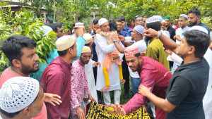 গাজীপুরে ৩ ঘণ্টার জন্য প্যারোলে মুক্তি পেয়ে মায়ের জানাজায় যুবলীগ নেতা