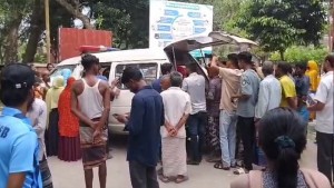 গাইবান্ধায় বাস-ইজিবাইকের মুখোমুখি সংঘর্ষ, নিহত ৩