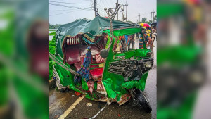 ময়মনসিংহে অ্যাম্বুলেন্স-অটোরিকশার মুখোমুখি সংঘর্ষ, নিহত ২