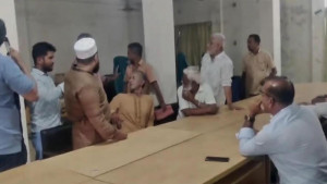 কার্যকরী কমিটির সভা চলাকালে বহিরাগতদের হামলা, মারধর