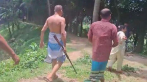 প্রবাসীর দিকে বন্দুক তাক, সামনে দাঁড়ালেন স্ত্রী