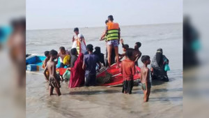 তলা ফেটে ডুবল স্পিডবোট, প্রাণ রক্ষা ২৮ জনের