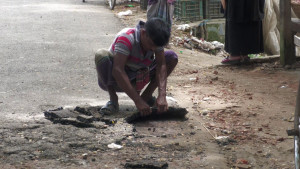 আলফাডাঙ্গায় সড়ক সংস্কারে অনিয়মের অভিযোগ, প্রকৌশলী-ঠিকাদারের লোকজন অবরুদ্ধ
