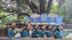 মেঘ-রোদের লুকোচুরির সকালে নাচে-গানে বর্ষাবরণ 