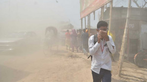 দূষিত বায়ুর শহরে আজ ঢাকা পঞ্চম