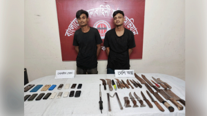 বগুড়ায় কিশোর গ্যাংয়ের ২ সদস্য আটক, দেশীয় অস্ত্র উদ্ধার