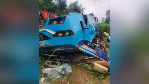 বেপরোয়া চালাচ্ছিলেন হেলপার, বাস উল্টে নিহত যাত্রী