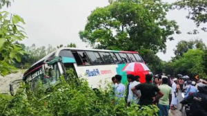 মেয়েকে স্কুলে নিয়ে যাচ্ছিলেন বাবা, বাসের ধাক্কায় প্রাণ গেল দুজনেরই
