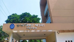 আদালতে মামলা, বাদীকে ধরে এনে থানায় আপস