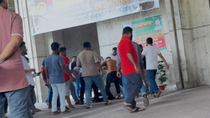নগর ভবনে ইশরাক সমর্থক দুই গ্রুপে ধাওয়া-পাল্টা ধাওয়া, ছুরি দেখিয়ে সাংবাদিককে হুমকি