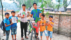 গাছ-বই নিয়ে অবিরাম ছোটেন মাহমুদুল