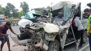 ট্রাকের পেছনে মাইক্রোবাসের ধাক্কা, বাবা ও দুই ছেলে নিহত