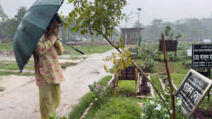 মায়ের কবরে গিয়ে শুভ বললেন, ঈদ মোবারক মা...