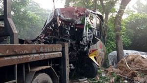 বাগেরহাটে গাছের সঙ্গে বাসের ধাক্কায় নিহত ১, আহত ৮