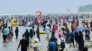 সৈকতে উপচেপড়া ভিড়, লাল পতাকা উপেক্ষা করে সাগরে পর্যটকরা