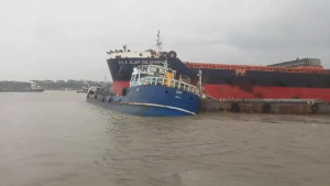 পশুর নদীতে অর্ধনিমজ্জিত ফ্লাইঅ্যাশ বোঝাই কার্গো জাহাজ