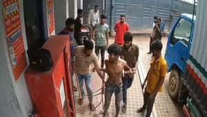 চুরির অপবাদে শ্রমিককে বেঁধে পিটিয়ে হত্যার অভিযোগ, ভিডিও ভাইরাল