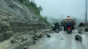 পাহাড় ধসে পশ্চিমবঙ্গ-সিকিম সড়ক বন্ধ