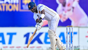 ম্যাথুসকে ফিরিয়ে জুটি ভাঙলেন মুমিনুল