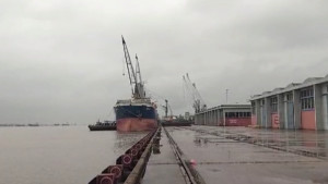 দুর্যোগপূর্ণ আবহাওয়া, মোংলা বন্দরে চাল ও সার খালাস বন্ধ
