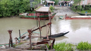 বাল্কহেডের ধাক্কায় সেতুতে ধস, চাপা পড়ে বৃদ্ধ নিহত