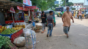 মহাসড়কের পাশে হাট-বাজার, বাড়ছে দুর্ঘটনা ঝুঁকি