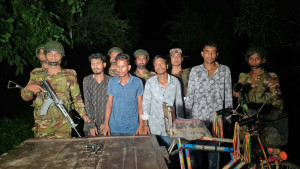 ডাকাতির প্রস্তুতিকালে খেলনা পিস্তল ও দেশীয় অস্ত্রসহ আটক ৬ জন
