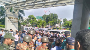 অবরুদ্ধ এনবিআর, ভেতরে-বাইরে তালা