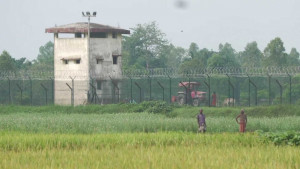 তেঁতুলিয়া সীমান্তে পুশইনের সময় ভারতীয় নাগরিকসহ আটক ৫
