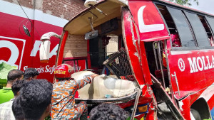 ফুলবাড়ীতে বাস-কাভার্ড‌ভ্যানের মুখোমুখি সংঘর্ষ
