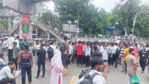 সায়েন্স ল্যাবে ধানমন্ডির আইডিয়াল শিক্ষার্থীদের সড়ক অবরোধ