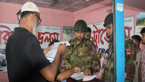 ঢাকাগামী দেড় শতাধিক যাত্রী ফেরত পেলেন ভাড়ার অতিরিক্ত টাকা