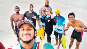 সাঁতরে যমুনা পার