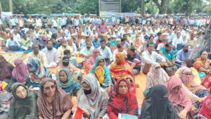 তিন দফা দাবিতে শহীদ মিনারে প্রাথমিকের শিক্ষকরা