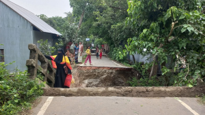 সালথায় ভারি বৃষ্টিতে ব্রিজ ধস, দুর্ভোগে হাজারো মানুষ