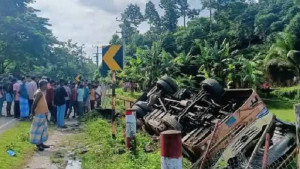 রামুতে বাস-কাভার্ডভ্যান মুখোমুখি সংঘর্ষে বাবা-ছেলেসহ নিহত ৩