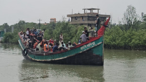 ৫ দিন পর টেকনাফ-সেন্টমার্টিন রুটে নৌযান চলাচল শুরু 